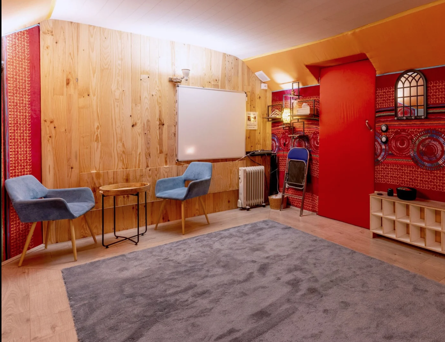 salle chaleureuse deux fauteuils pour recevoir des séances de thérapie