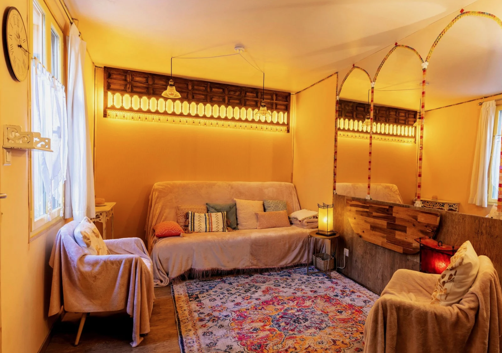 une salle chaleureuse type orientale avec un canapé et deux fauteuils pour recevoir séance de thérapie IFS